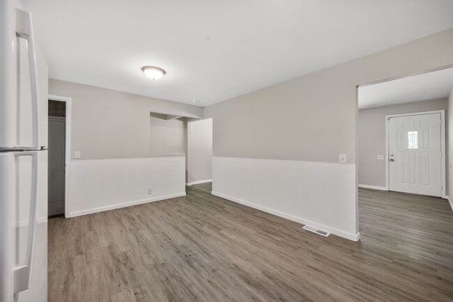 Building Photo - 10216 Green Valley Dr