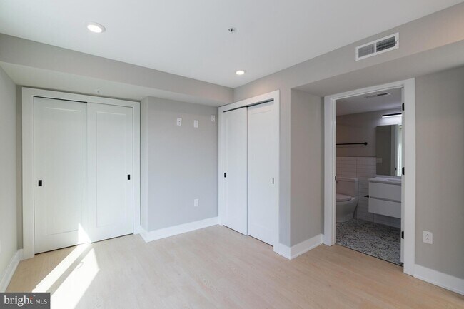 Building Photo - 6604 Ridge Ave