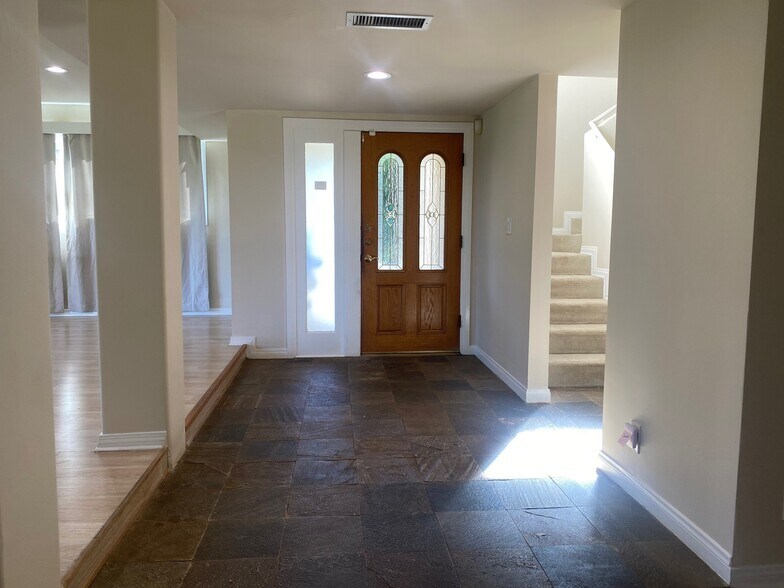 Entry - 4421 Grimes Pl