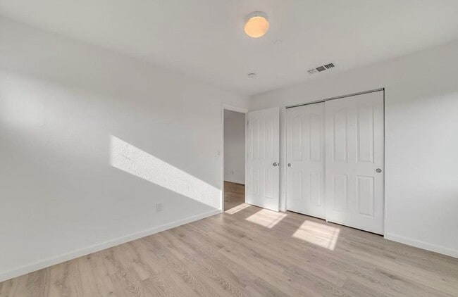 Building Photo - Elegant 5-Bedroom, 3.5-Bathroom Home – Mov...