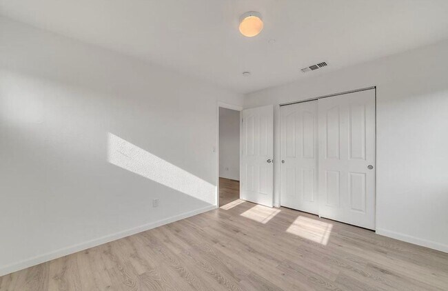 Building Photo - Elegant 5-Bedroom, 3.5-Bathroom Home