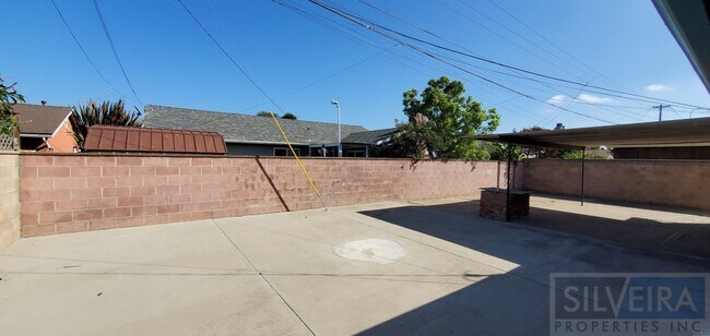 Building Photo - 1642 N Russell Ave