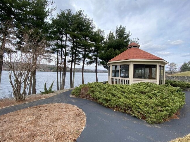 Building Photo - 9 Shadow Brook Ln