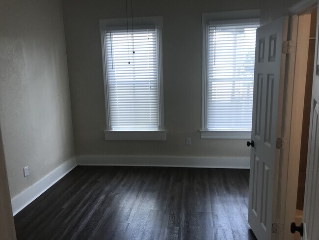 Building Photo - 2109 W Cypress St