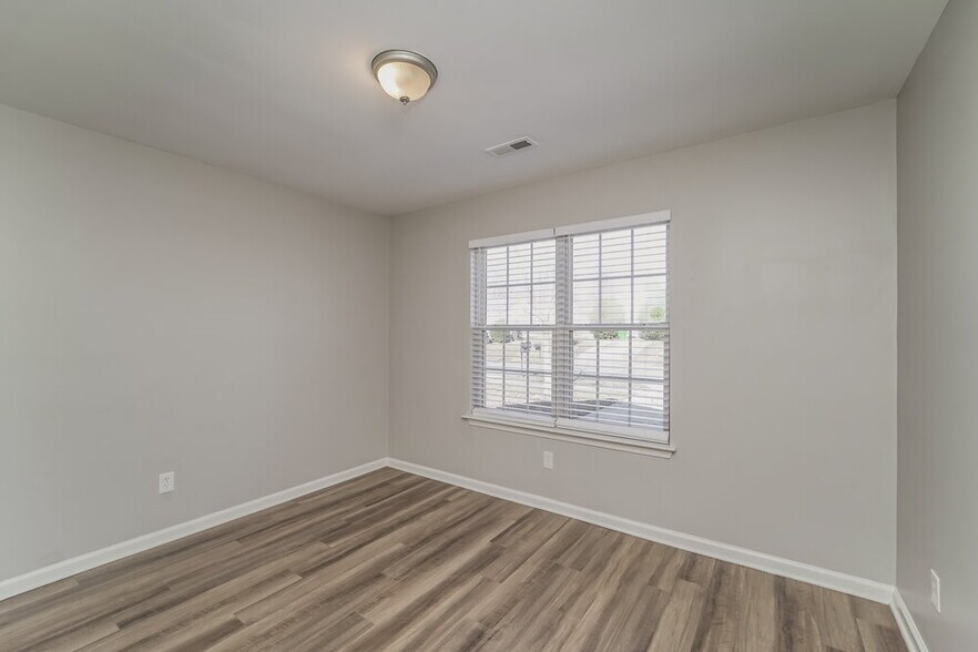 Building Photo - 2733 Fairstone Ave