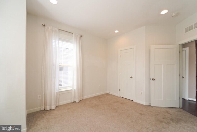 Building Photo - 10225 Hilltop Ascent Dr