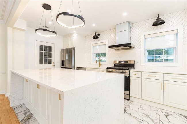 Building Photo - 200 W Paces Ferry Rd NW