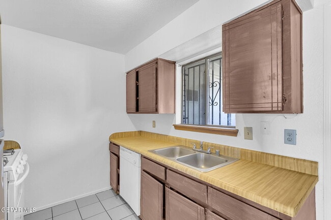 Building Photo - 3019 E Glen Dr