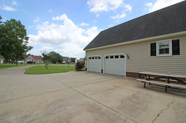 Building Photo - 103 Carolina Wren Cir