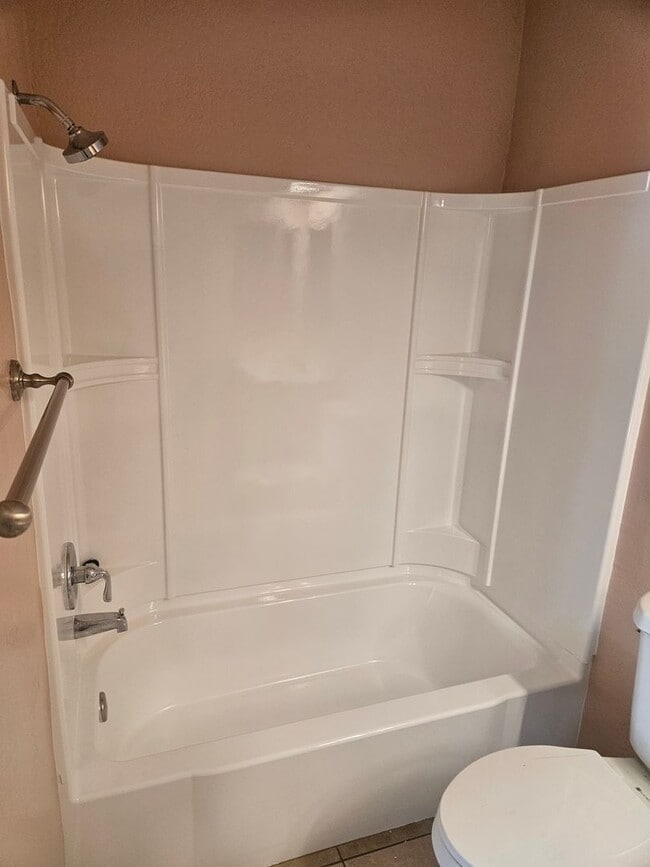 Building Photo - Beautiful 3 Bedroom 2 Bathroom Unit
