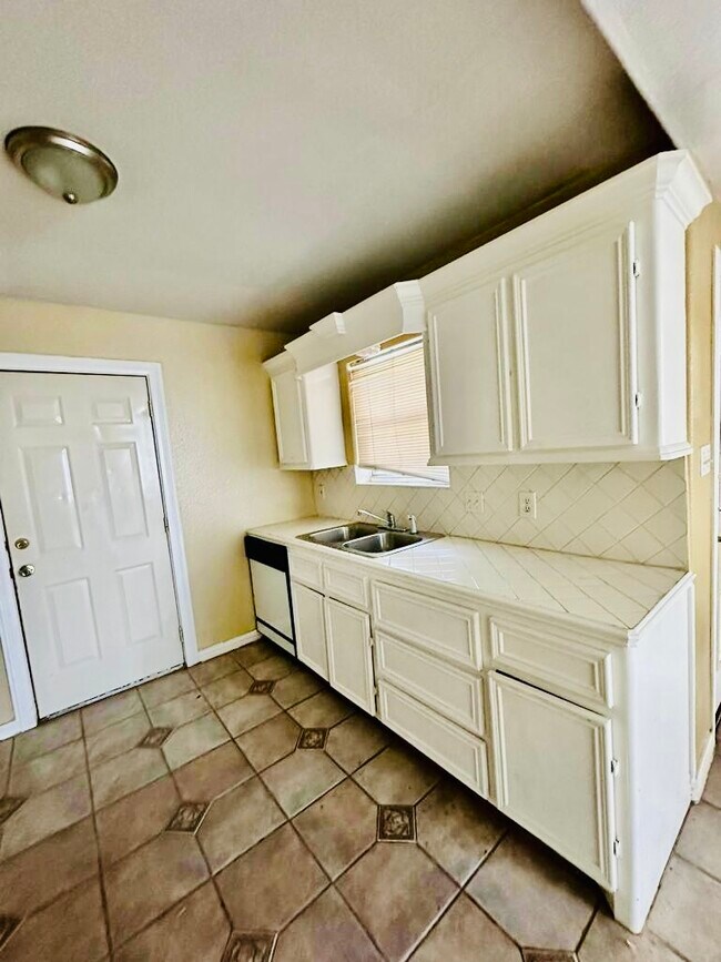 Building Photo - 2501 N I St