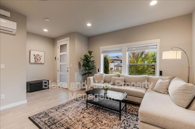 Building Photo - 16349 SE Sunshower Pl