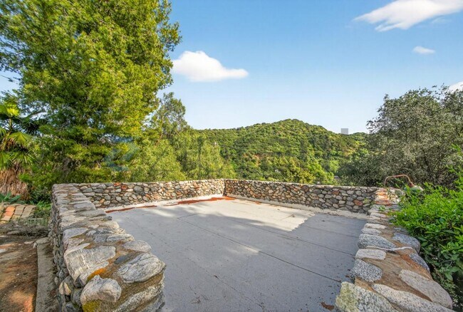 Building Photo - 16925 Hillside Dr