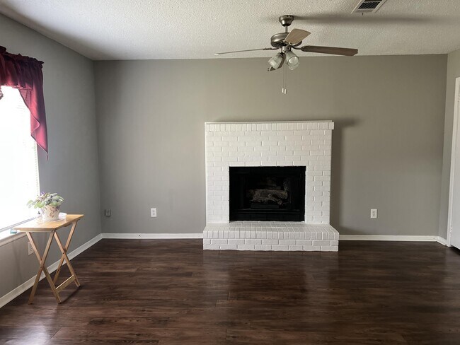 Building Photo - 1705 Deatsville Hwy