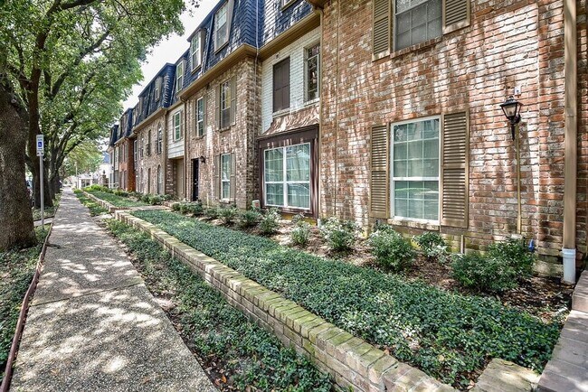 Building Photo - 357 N Post Oak Ln