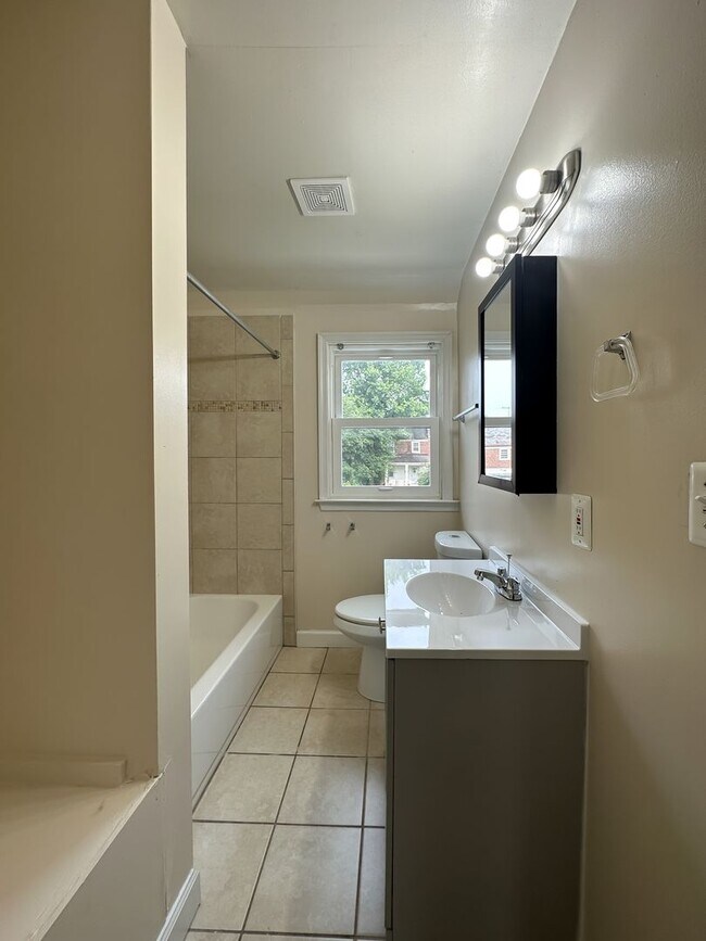 Building Photo - Charming 3Bedroom/1Bathroom in Cameron Vil...