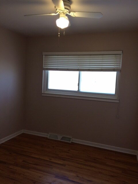 Building Photo - LOCATION, LOCATION, 3 BEDROOM HOUSE FOR LE...