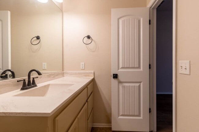 Building Photo - Spacious 2BD/2BTH Home Minutes away from Top Golf Chisholm Creek Shopping Center and Quail Spring...