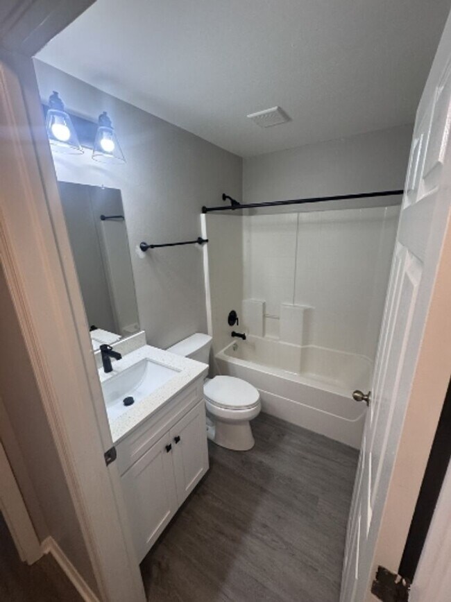 Building Photo - 2412 Vernon Ave S