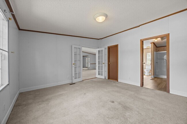 Building Photo - 4 bedroom 2 bathroom spacious home!