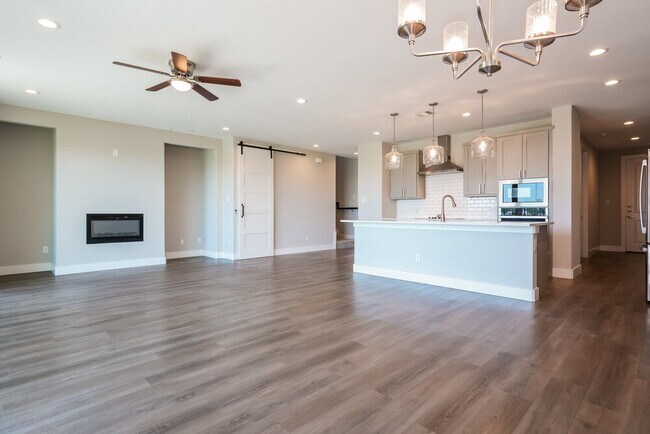 Building Photo - 7117 9th Hole Dr