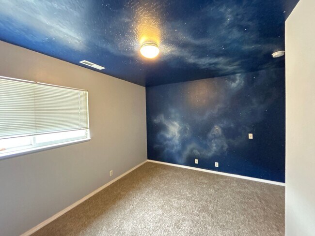 Building Photo - Beautiful Home