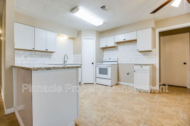 Building Photo - 1427 Gregory Dr