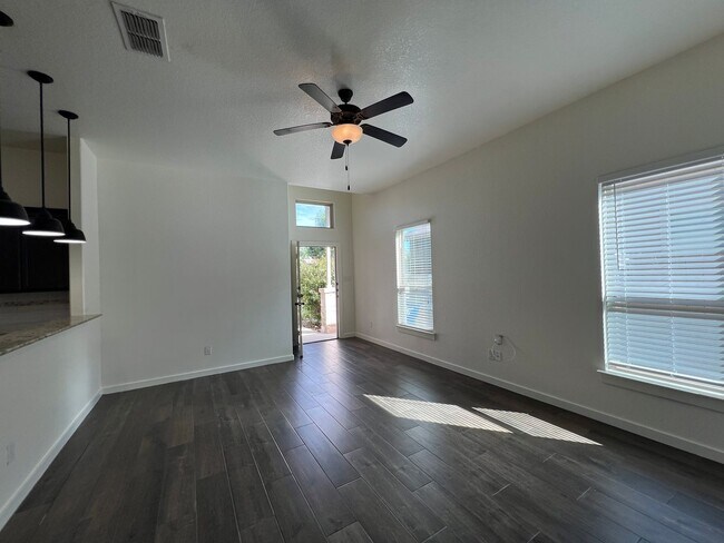 Building Photo - Luxury 3/2 duplex in NBTX