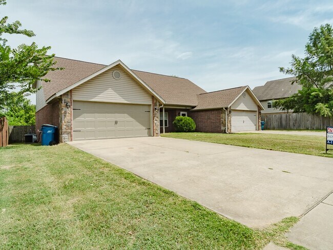 Building Photo - 3304 SW Deerfield Blvd