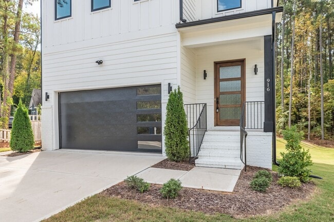 Building Photo - Custom 5 bedroom, 5 bathroom home with Woo...
