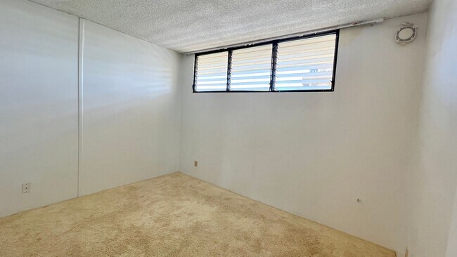 Building Photo - AVAILABLE NOW - SPACIOUS 2BD/1BA WITH 1 COVERED SECURED PARKING!