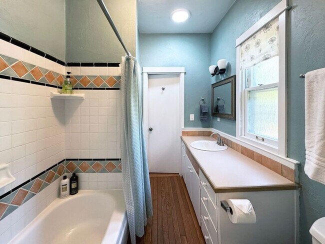 Building Photo - 346 N Grand St