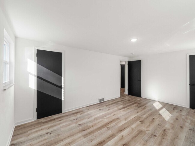 Building Photo - AVAILABLE NOW! STUNNING 3 BEDROOM IN PENN ...