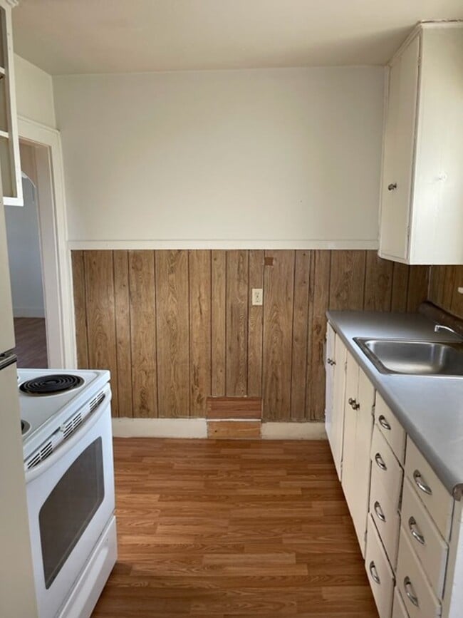 Building Photo - 2+ BEDROOM  1 BATHROOM HOUSE