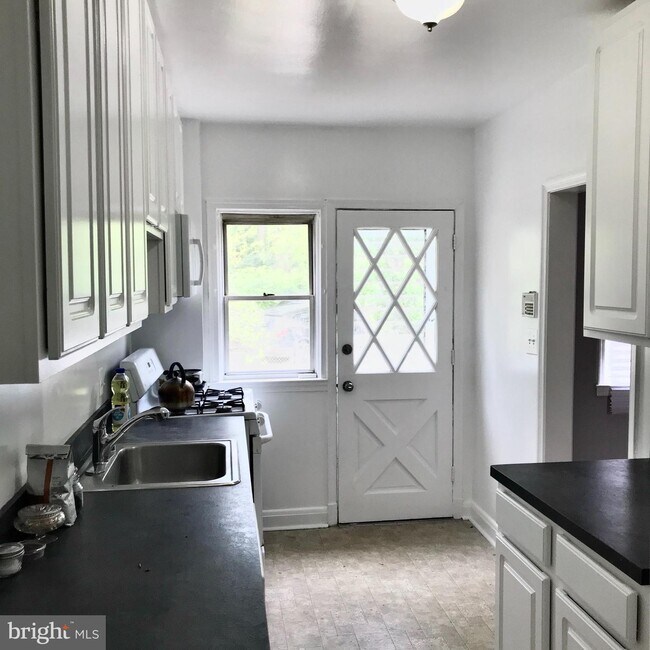 Building Photo - 121 Nunnery Ln