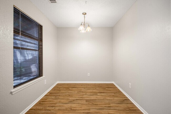 Building Photo - Lovely 1 Bedroom, 1 Bath Condo in South Lamar