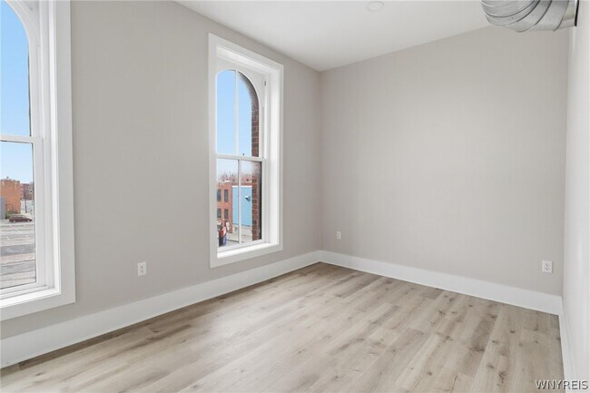 Building Photo - 136 Seneca St