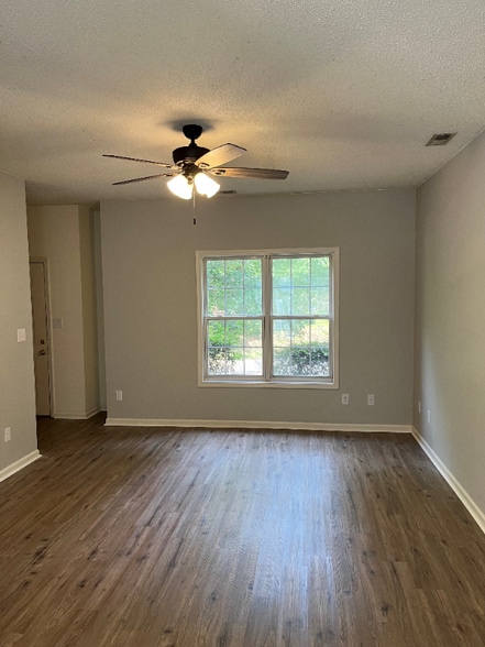 Building Photo - 21032 N Main St