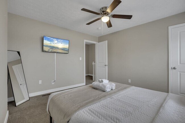 Building Photo - Modern 2BR Townhouse Walk to Downtown All Utilities Included