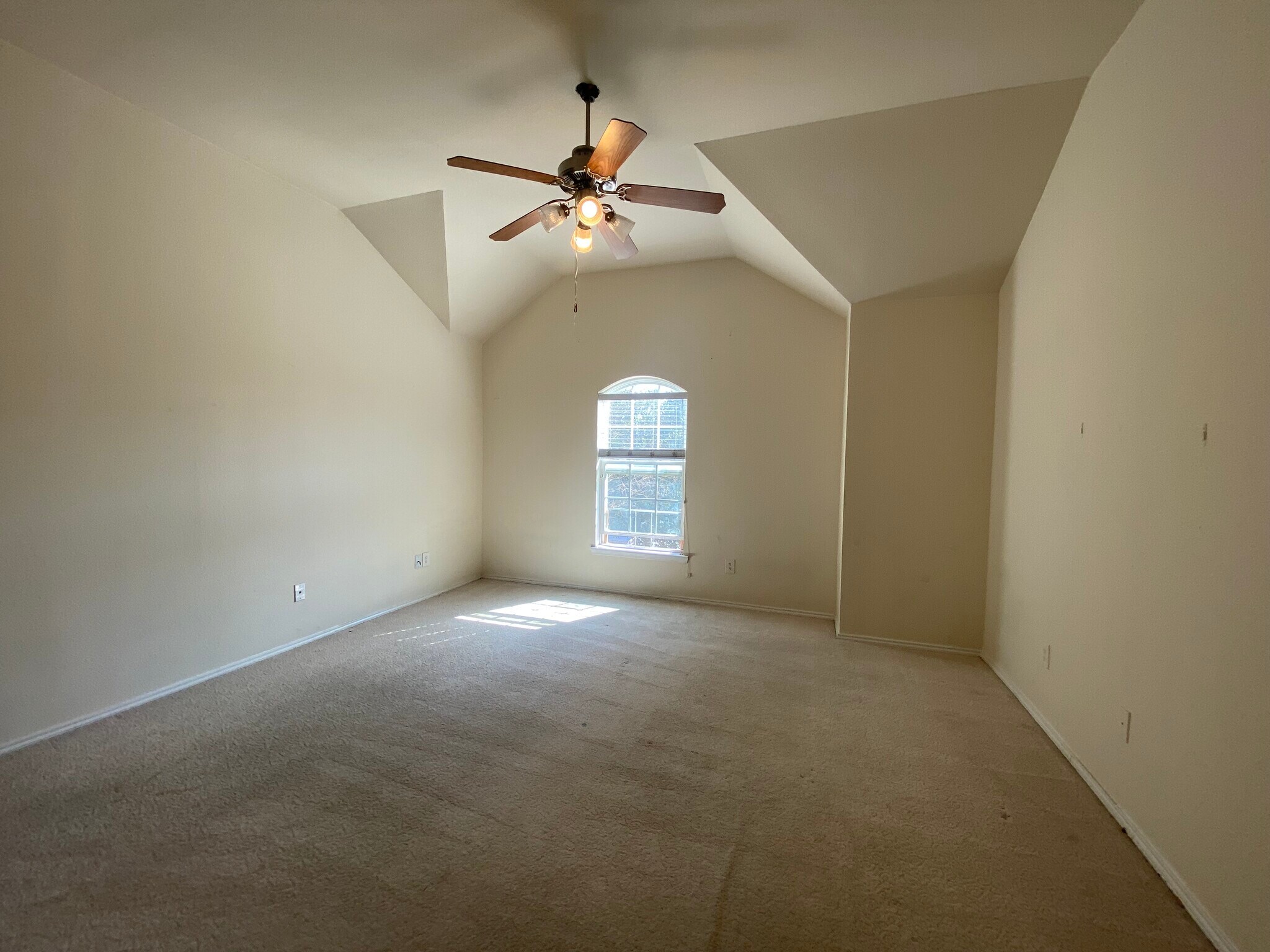 Building Photo - 2504 Kent Dr