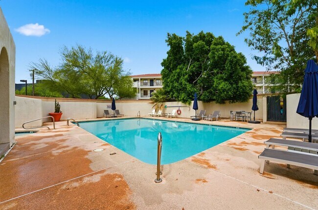 Building Photo - Central Phoenix Gem! Private Patio, Gated, Pool + Underground Parking