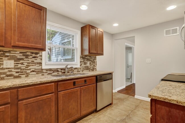 Building Photo - Your Next Home Awaits: 4BR/2BA in Desirable Prairie Village Location!