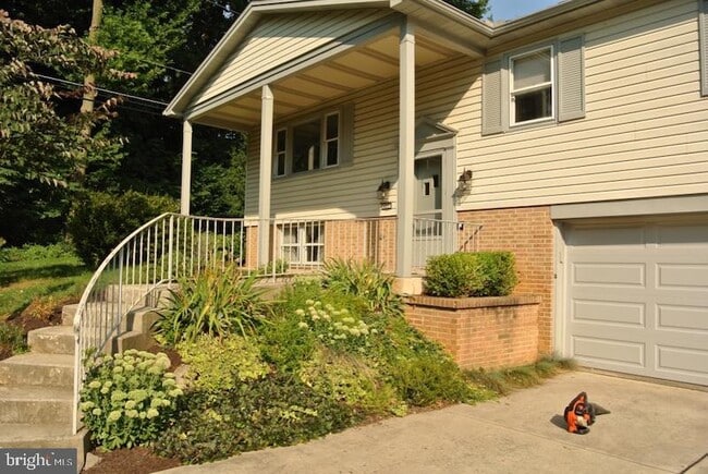 Building Photo - 421 Park Hills Dr