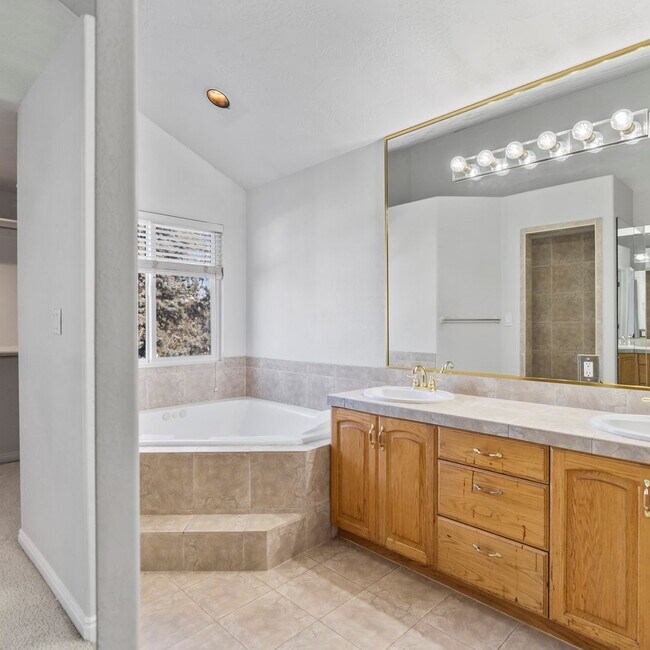 Building Photo - Large Murray 4 Bedroom Home