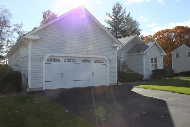 Building Photo - 7 Deer Run Dr