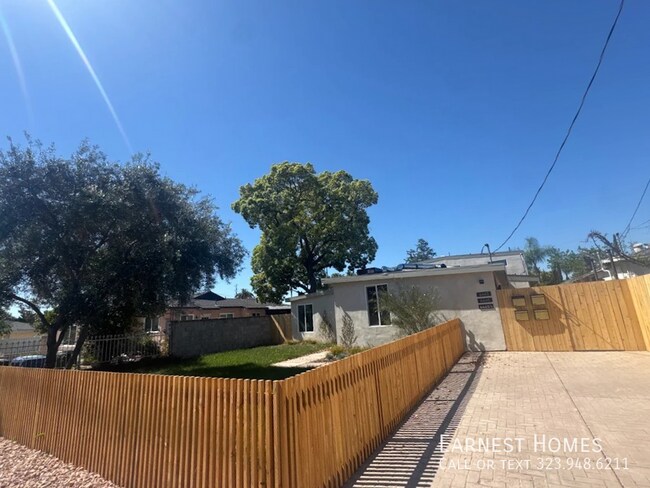 Building Photo - 6441 Satsuma Ave