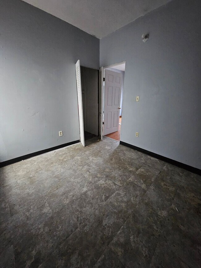 Building Photo - 4 bedroom single family home