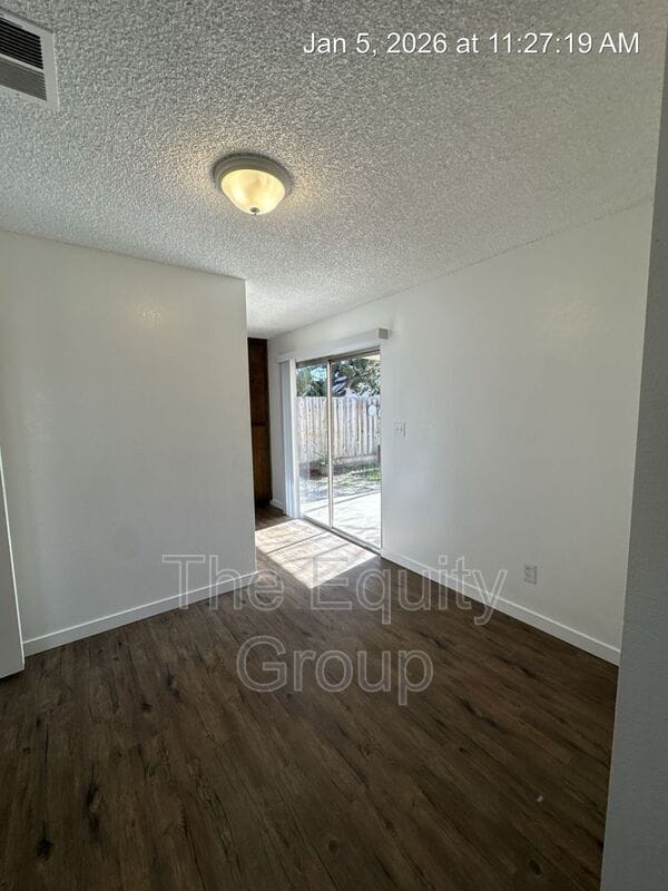 Building Photo - 2019 E Walnut Ave