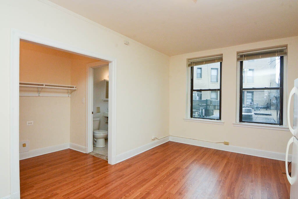 Building Photo - 3335 W Diversey Ave