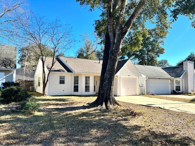 Building Photo - Charming home in Blue Pine Village!